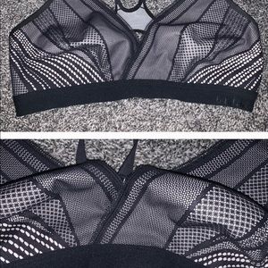 NWOT Lululemon light weight b&w sports bra with V